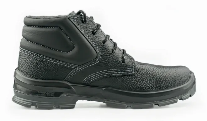 Bota de Segurança em Amarrar Fujiwara BNFS Com Bico de Pvc 4065BNFS4600FX Atende Norma CA 42032