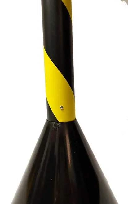 Pedestal de Sinalização 90 CM Zebrado Preto e Amarelo Com Base em Concreto e Gancho Reforçado