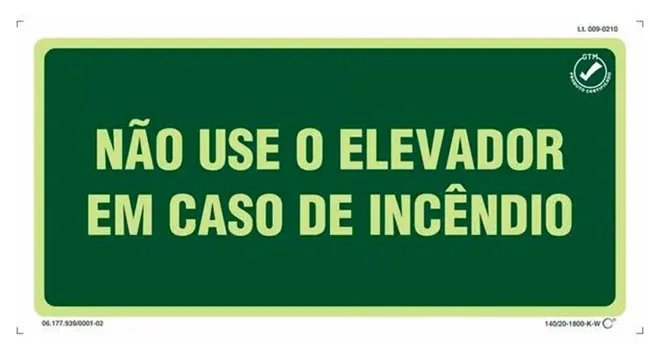 Placa de Sinalização Não use o Elevador em Caso de Incêndio Fotoluminescente 13x26 CM Certificada norma ABNT 16820 - NUE