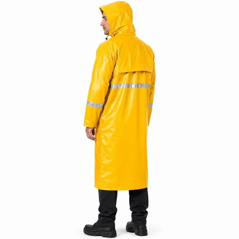 Capa de Chuva Longa PVC Padrão EPI Pioneira 5004 Amarelo Ouro Faixa Refletiva 3cm Capuz Fixo Zíper Velcro e Pala de Ventilação Nas Costas CA 53204