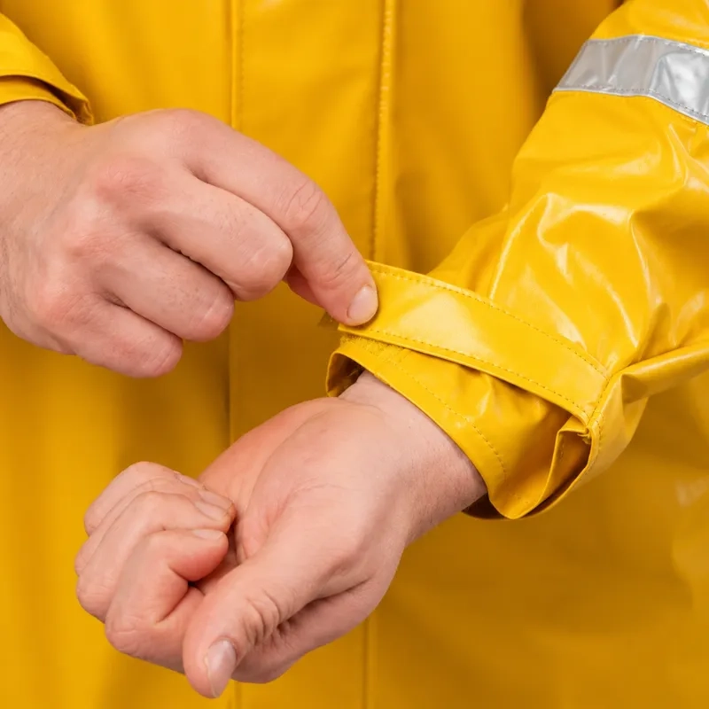 Capa de Chuva Longa PVC Padrão EPI Pioneira 5004 Amarelo Ouro Faixa Refletiva 3cm Capuz Fixo Zíper Velcro e Pala de Ventilação Nas Costas CA 53204