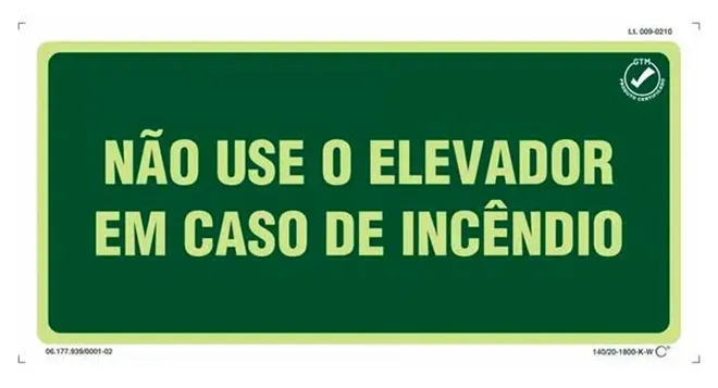 Placa de Sinalização Não use o Elevador em Caso de Incêndio Fotoluminescente 13x26 CM Certificada norma ABNT 16820 - NUE