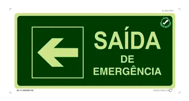 Placa de Sinalização Saída de Emergência  Esquerda Fotoluminescente 13x26 CM Certificada norma ABNT 16820 - SEE